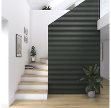 Heller Raum mit Treppe, Wandverkleidung in Holzoptik und Zimmerpflanzen