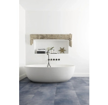 Modernes Badezimmer mit freistehender Badewanne, Ablagefach und Dekoration