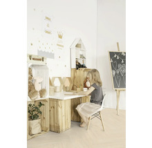 Kinderzimmer mit Schreibtisch aus Holzkisten, Regal und Tafel