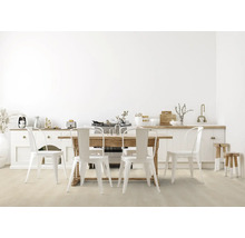 Heller Essbereich mit Holztisch, weißen Metallstühlen, Sideboard und Hockern.