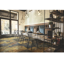 Café-Interieur mit Tischen, Stühlen, Sitzbank und dekorativen Elementen