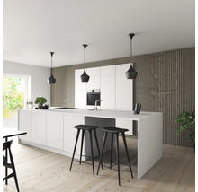 Helle Küche mit Kochinsel, Barhockern und Pendelleuchten