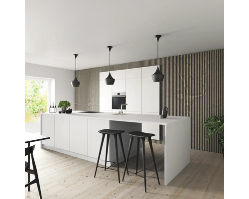 Helle Küche mit Kochinsel, Barhockern und Pendelleuchten