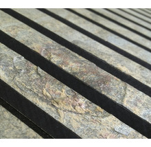 Nahaufnahme von Natursteinpaneelen mit dunklen Akzenten für Wandgestaltung