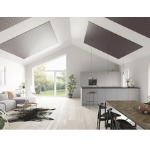 Heller Wohnbereich mit offener Küche, Deckenpaneelen, Sitzgruppe und Esstisch.