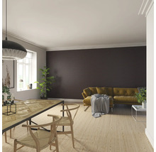 Wohnzimmer mit Esstisch, Stühlen, Sofa und Wandpaneelen