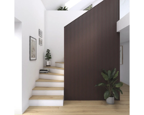 Heller Flur mit Treppe, Holzpaneelwand und Zimmerpflanzen