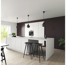 Helle Küche mit Kücheninsel, Barhockern und Pendelleuchten für eine moderne Raumgestaltung