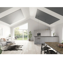 Helles Wohnzimmer mit Akustikpaneelen an der Decke, Sofa, Esstisch und Küche