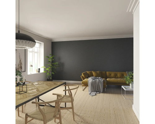 Wohnzimmer mit Esstisch, Stühlen, Sofa und horizontaler Wandverkleidung