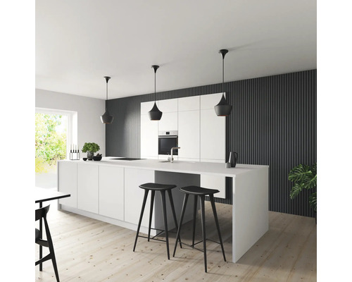 Moderne Küche mit Kochinsel, Barhockern und Pendelleuchten