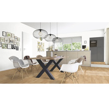 Heller Raum mit Esstisch, Stühlen und Hängelampen