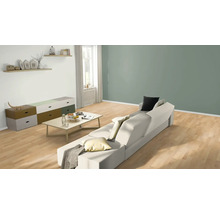 Helles Wohnzimmer mit Sofa, Kommode und Dekoration auf Regalen