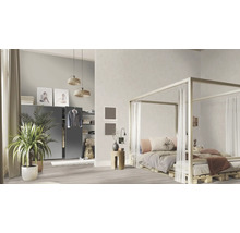 Schlafzimmer mit Himmelbett, Kleiderschrank und Zimmerpflanzen für eine helle und organisierte Atmosphäre