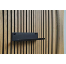 Schwarzes Regal an einer Holzpaneelwand