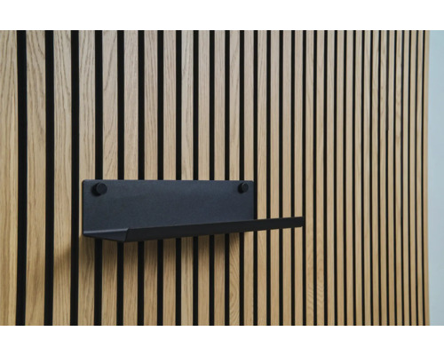 Schwarzes Regal an einer Holzpaneelwand