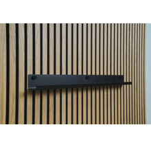 Schwarzes Wandregal an einer Holzlamellenwand