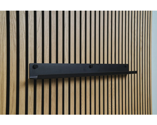 Schwarzes Wandregal an einer Holzlamellenwand