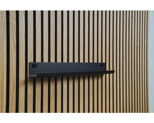 Wandpaneel aus Holz mit schwarzem Regal
