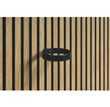 Getränkehalter in Schwarz an einer Holzlattenwand