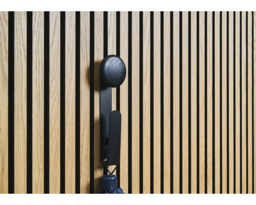 Produktbild 3 (groß) Wandpaneel aus Holz mit schwarzem Garderobenhaken und Regenschirm