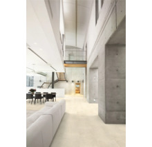 Innenansicht eines modernen Hauses mit Betonelementen, Treppe und Essbereich