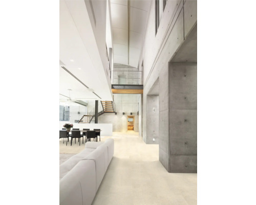 Innenansicht eines modernen Hauses mit Betonelementen, Treppe und Essbereich