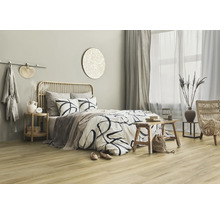 Helles Schlafzimmer mit Bett, Vorhängen und Holzboden