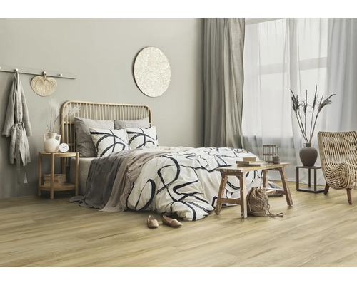 Helles Schlafzimmer mit Bett, Vorhängen und Holzboden