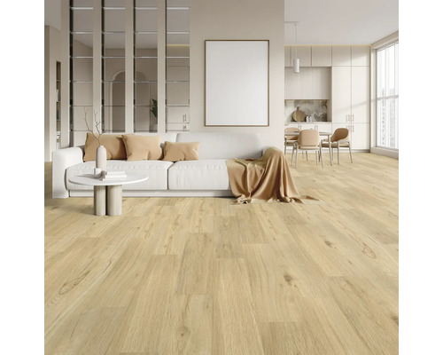 Heller Wohnraum mit Holzboden, Sofa, Tisch und Küchenbereich.