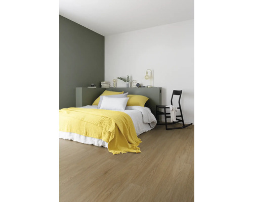 Schlafzimmer mit Bett, gelber Decke und Holzfußboden