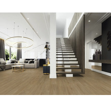 Heller Wohnraum mit Treppe und Holzfußboden