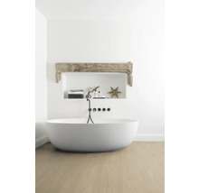 Badezimmer mit freistehender Badewanne, Ablagefläche und dekorativen Elementen für eine helle und geräumige Atmosphäre