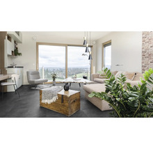 Wohnzimmer mit Sofa, Sessel, Tisch und Holzkiste auf dunklem Boden