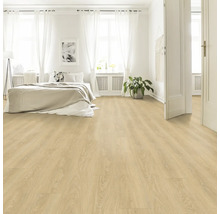 Heller Schlafraum mit Laminatboden in Holzoptik, Bett und weißen Vorhängen.