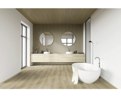 Modernes Badezimmer mit Doppelwaschtisch, runden Spiegeln, freistehender Badewanne und Holzpaneelen