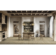 Helle Küche mit Holzbalkendecke, Kücheninsel und Holzboden