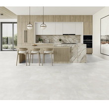 Helle Küche mit Kücheninsel, Holzschränken und weißen Arbeitsplatten