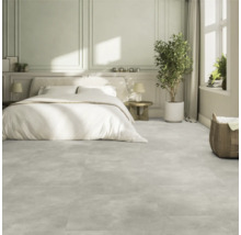 Schlafzimmer mit Doppelbett und Bodenfliesen