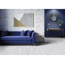 Wohnzimmer mit Sofa, Tisch und Wanddekoration