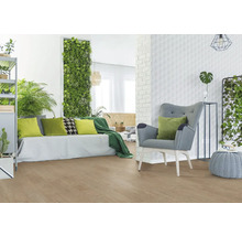 Wohnzimmer mit Sofa, Sessel, Pflanzen und Bodenbelag