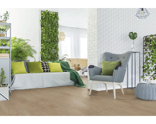 Wohnzimmer mit Sofa, Sessel, Pflanzen und Bodenbelag