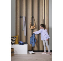 Flur mit Holzpaneelwand, Garderobenhaken und Kind