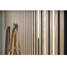 Holzpaneelwand mit Beleuchtung und Accessoires