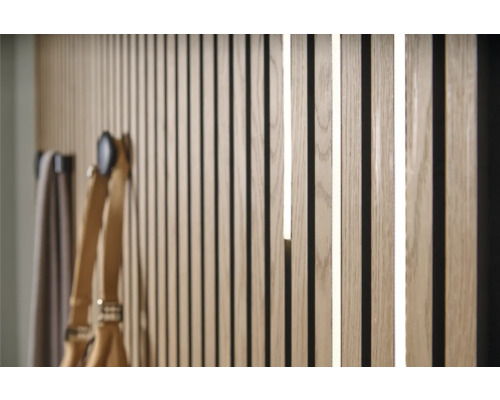 Holzpaneelwand mit Beleuchtung und Accessoires