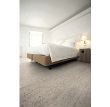 Schlafzimmer mit Bett, Nachttisch und Wandleuchte