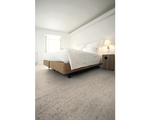 Schlafzimmer mit Bett, Nachttisch und Wandleuchte