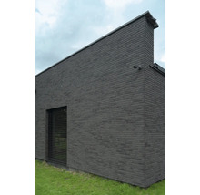 Gebäudeaußenansicht mit Mauerwerk, Fenster und Überwachungskamera