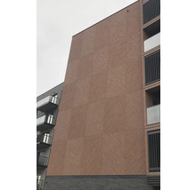 Fassade eines mehrstöckigen Gebäudes mit Ziegelmuster