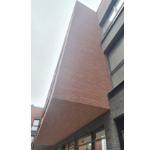 Gebäude mit Fassade aus Backsteinen und Fenstern